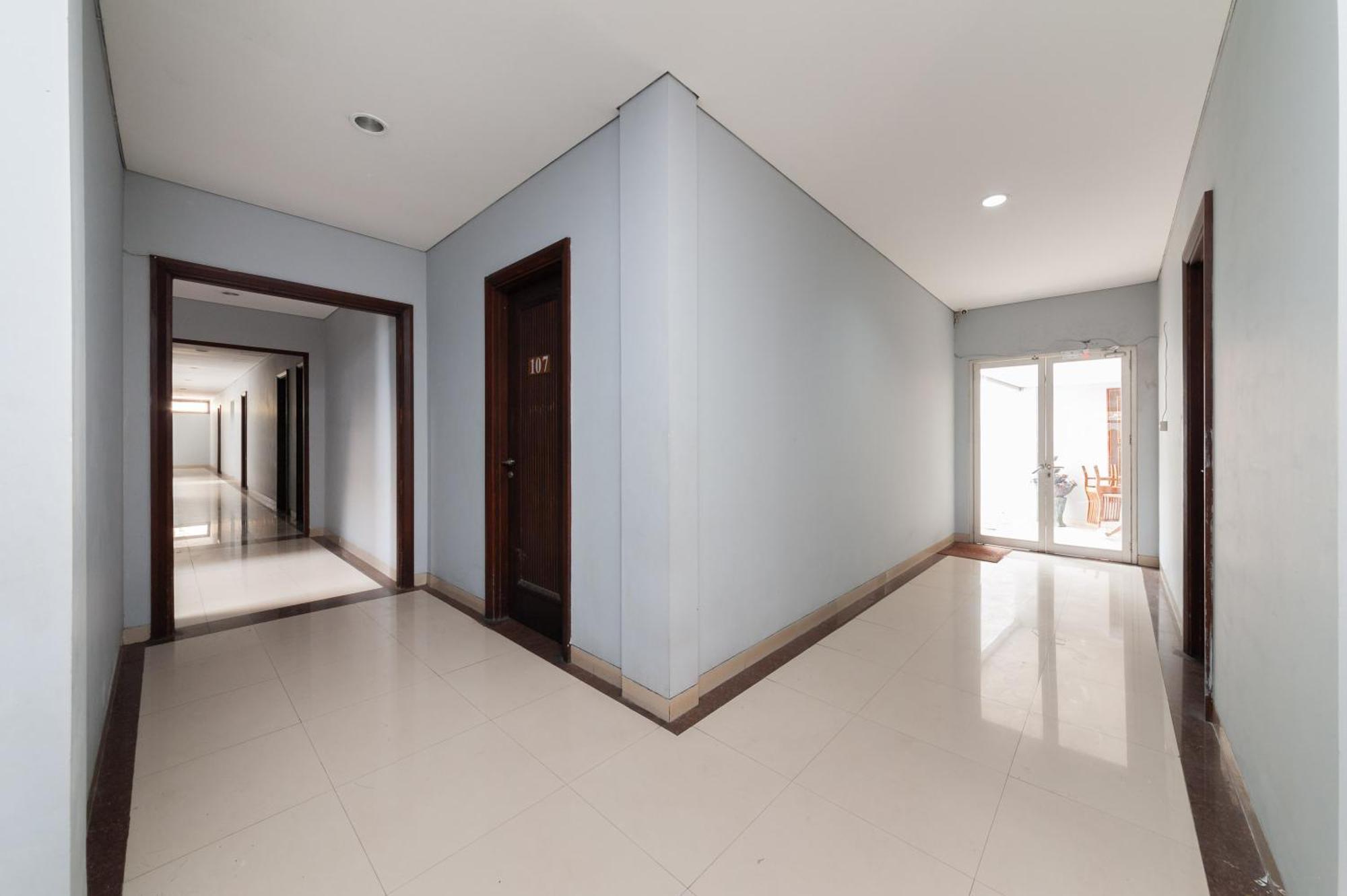 Reddoorz Plus Near Kelapa Dua Kebon Jeruk Jakarta Exterior photo