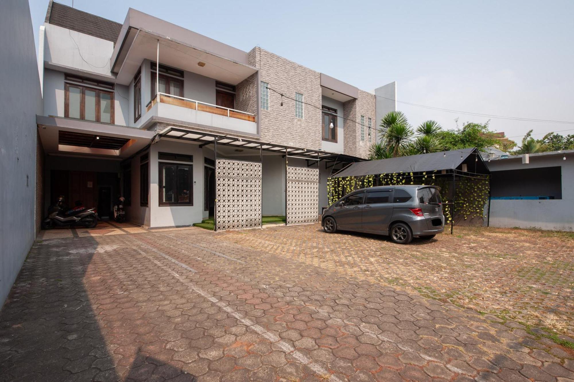 Reddoorz Plus Near Kelapa Dua Kebon Jeruk Jakarta Exterior photo