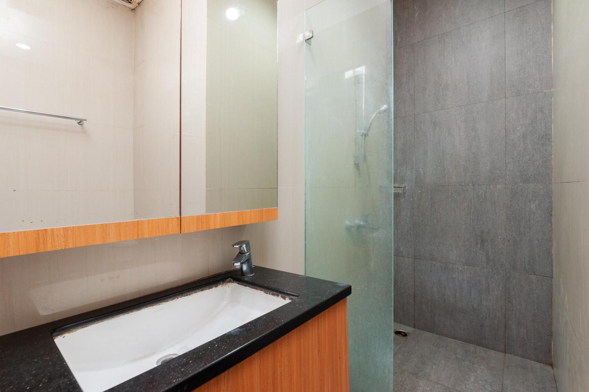 Reddoorz Plus Near Kelapa Dua Kebon Jeruk Jakarta Exterior photo