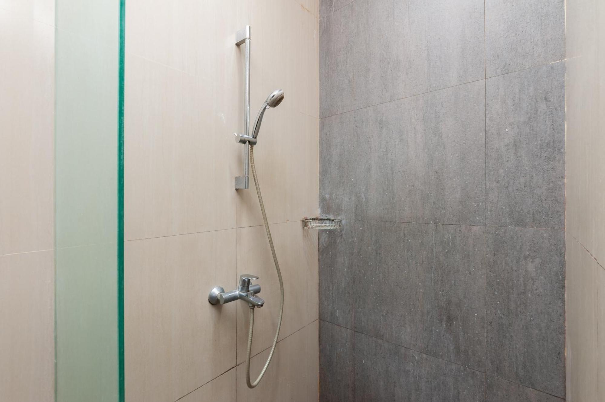 Reddoorz Plus Near Kelapa Dua Kebon Jeruk Jakarta Exterior photo
