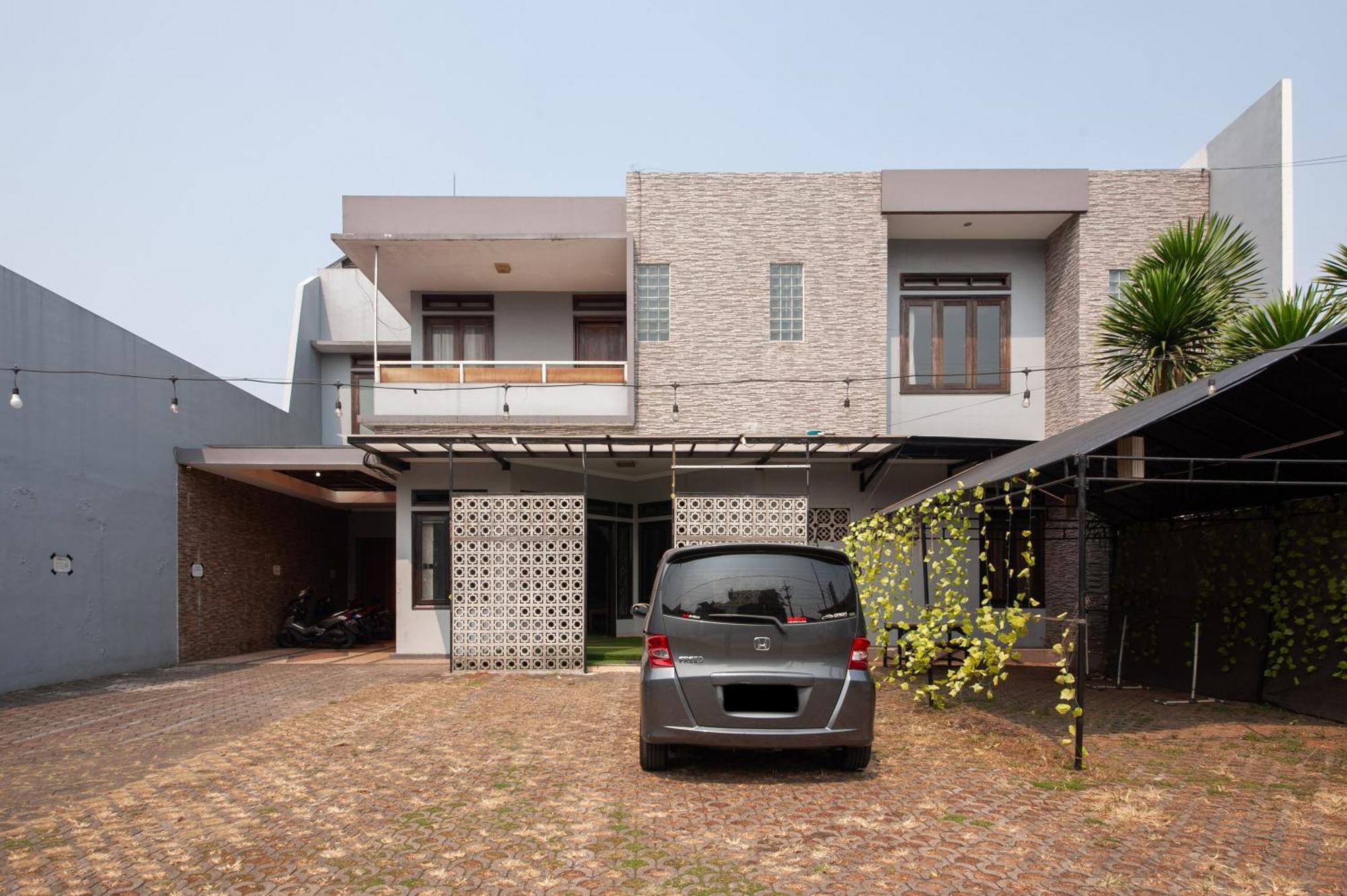 Reddoorz Plus Near Kelapa Dua Kebon Jeruk Jakarta Exterior photo