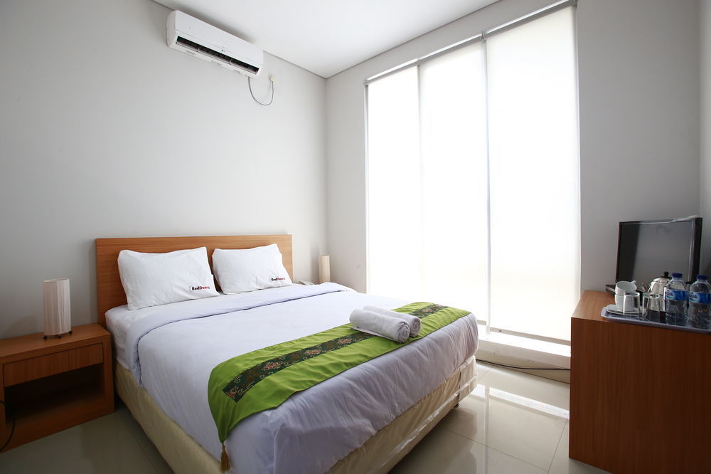 Reddoorz Plus Near Kelapa Dua Kebon Jeruk Jakarta Exterior photo
