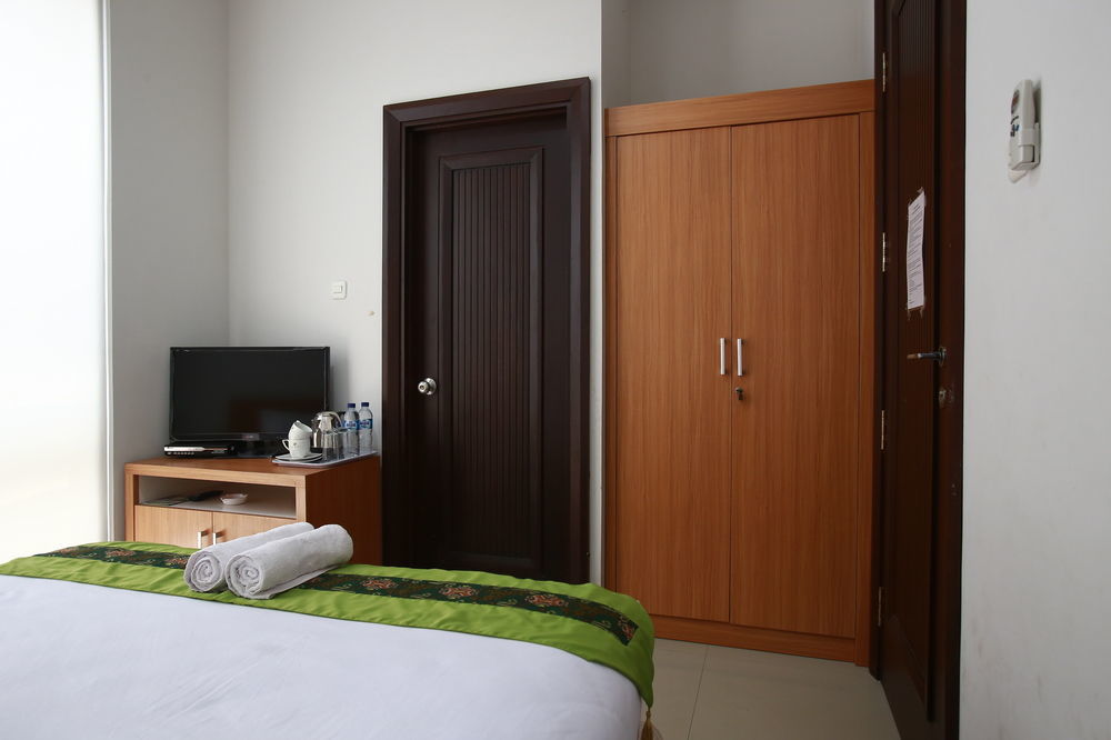 Reddoorz Plus Near Kelapa Dua Kebon Jeruk Jakarta Exterior photo