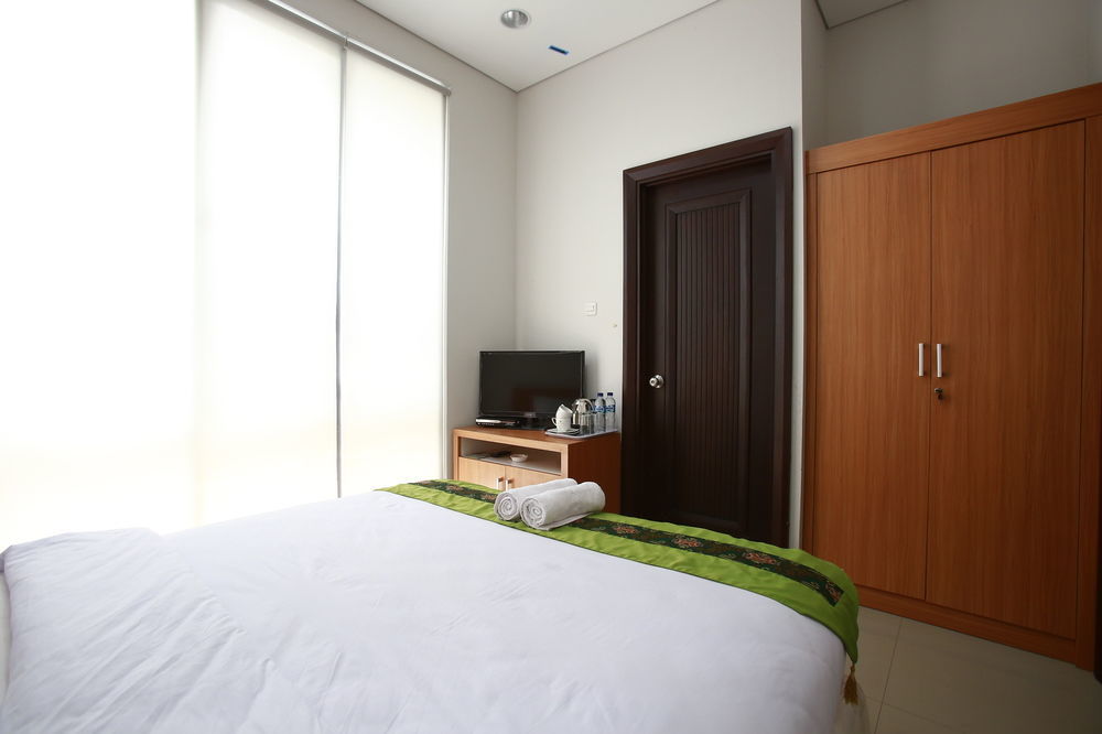 Reddoorz Plus Near Kelapa Dua Kebon Jeruk Jakarta Exterior photo