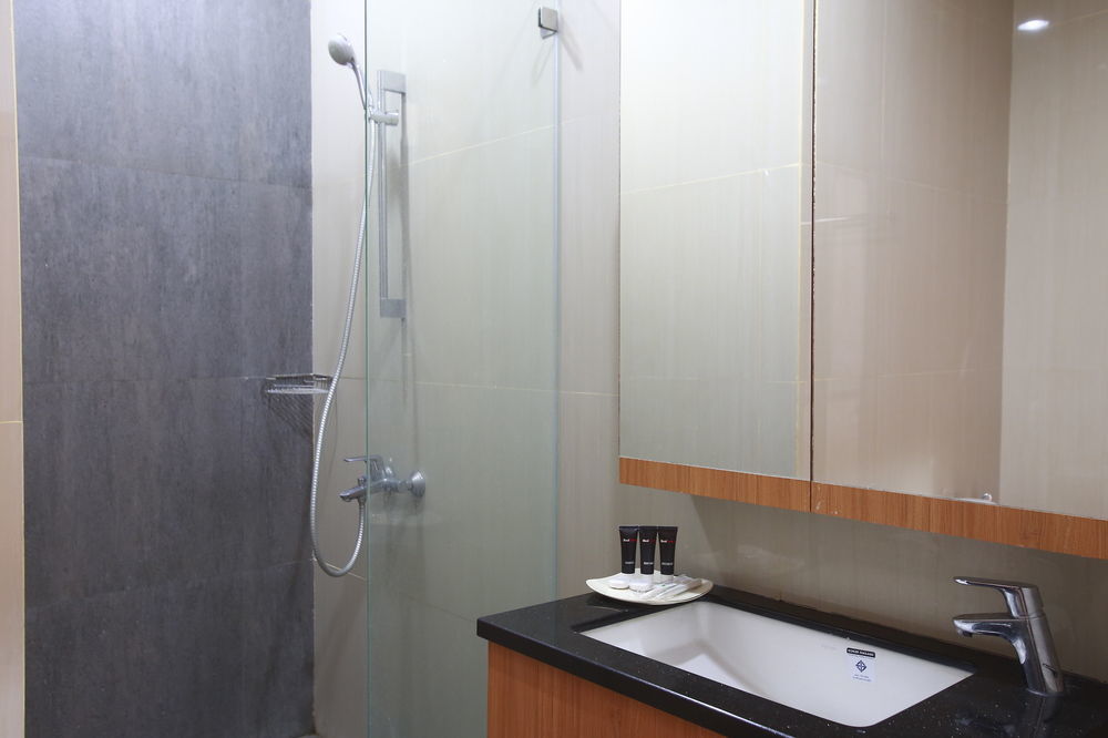 Reddoorz Plus Near Kelapa Dua Kebon Jeruk Jakarta Exterior photo