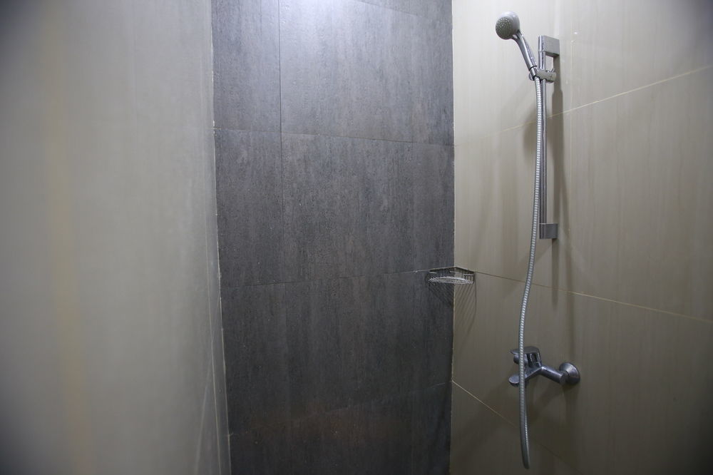 Reddoorz Plus Near Kelapa Dua Kebon Jeruk Jakarta Exterior photo