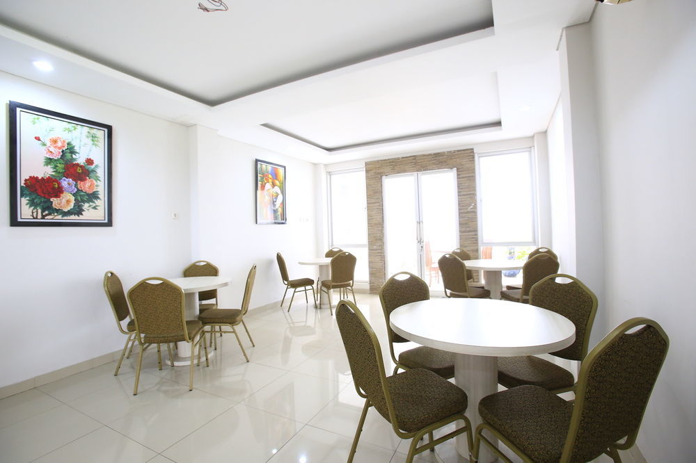 Reddoorz Plus Near Kelapa Dua Kebon Jeruk Jakarta Exterior photo