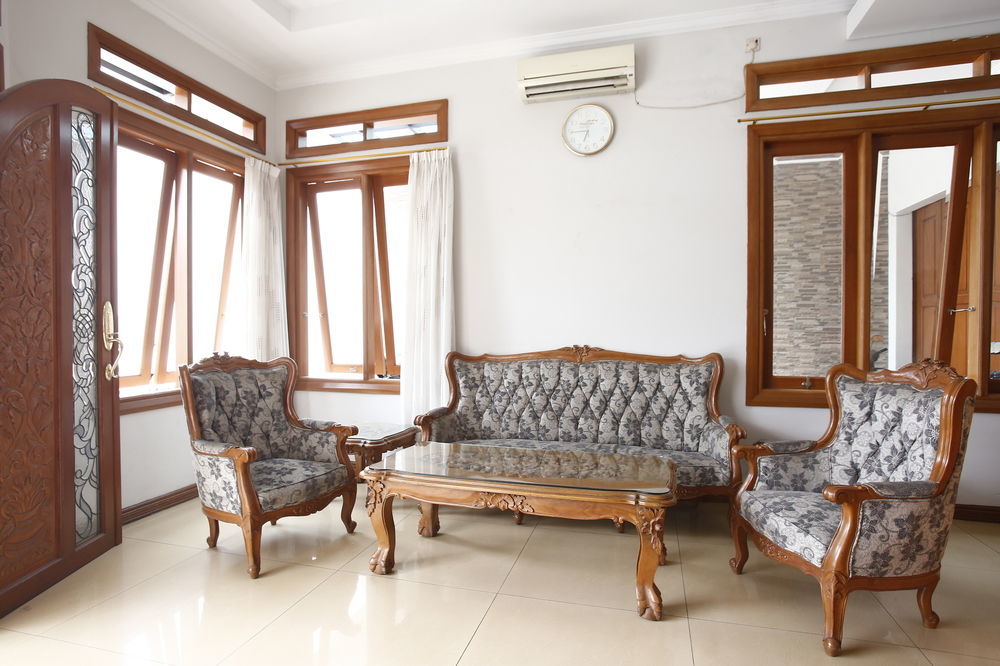 Reddoorz Plus Near Kelapa Dua Kebon Jeruk Jakarta Exterior photo