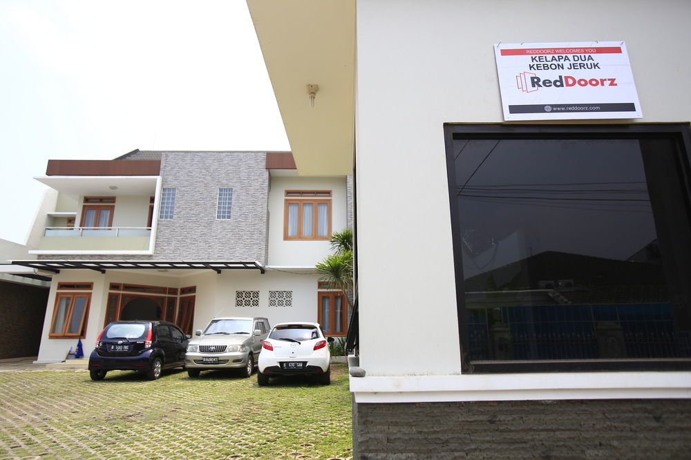 Reddoorz Plus Near Kelapa Dua Kebon Jeruk Jakarta Exterior photo