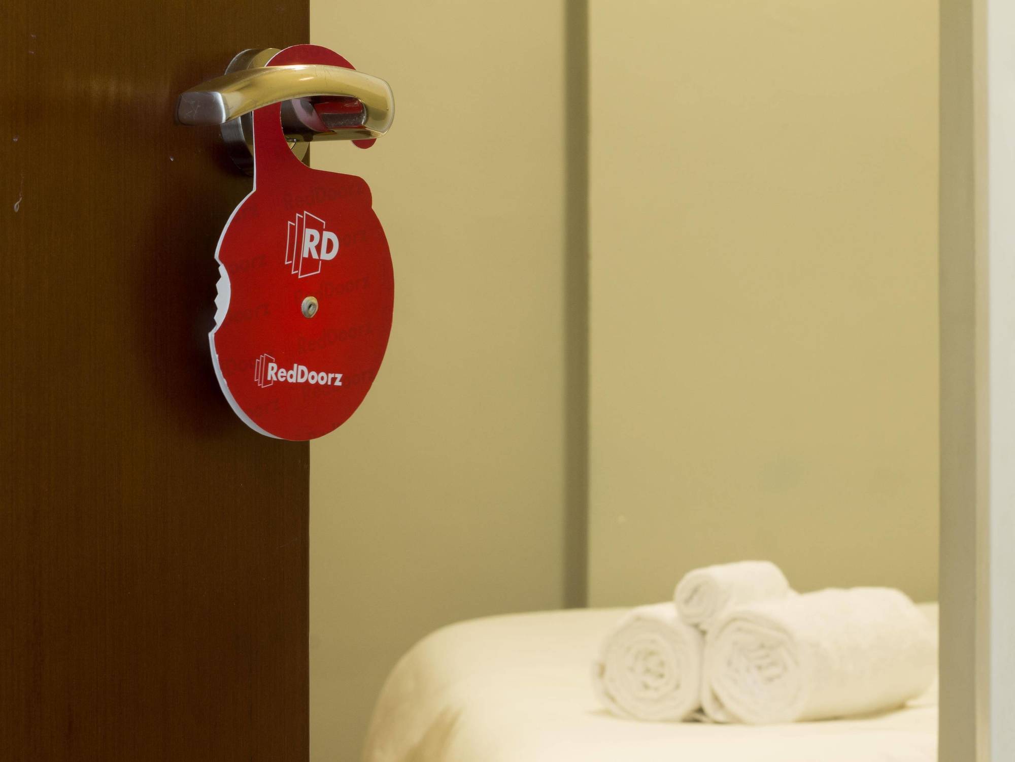 Reddoorz Plus Near Kelapa Dua Kebon Jeruk Jakarta Exterior photo