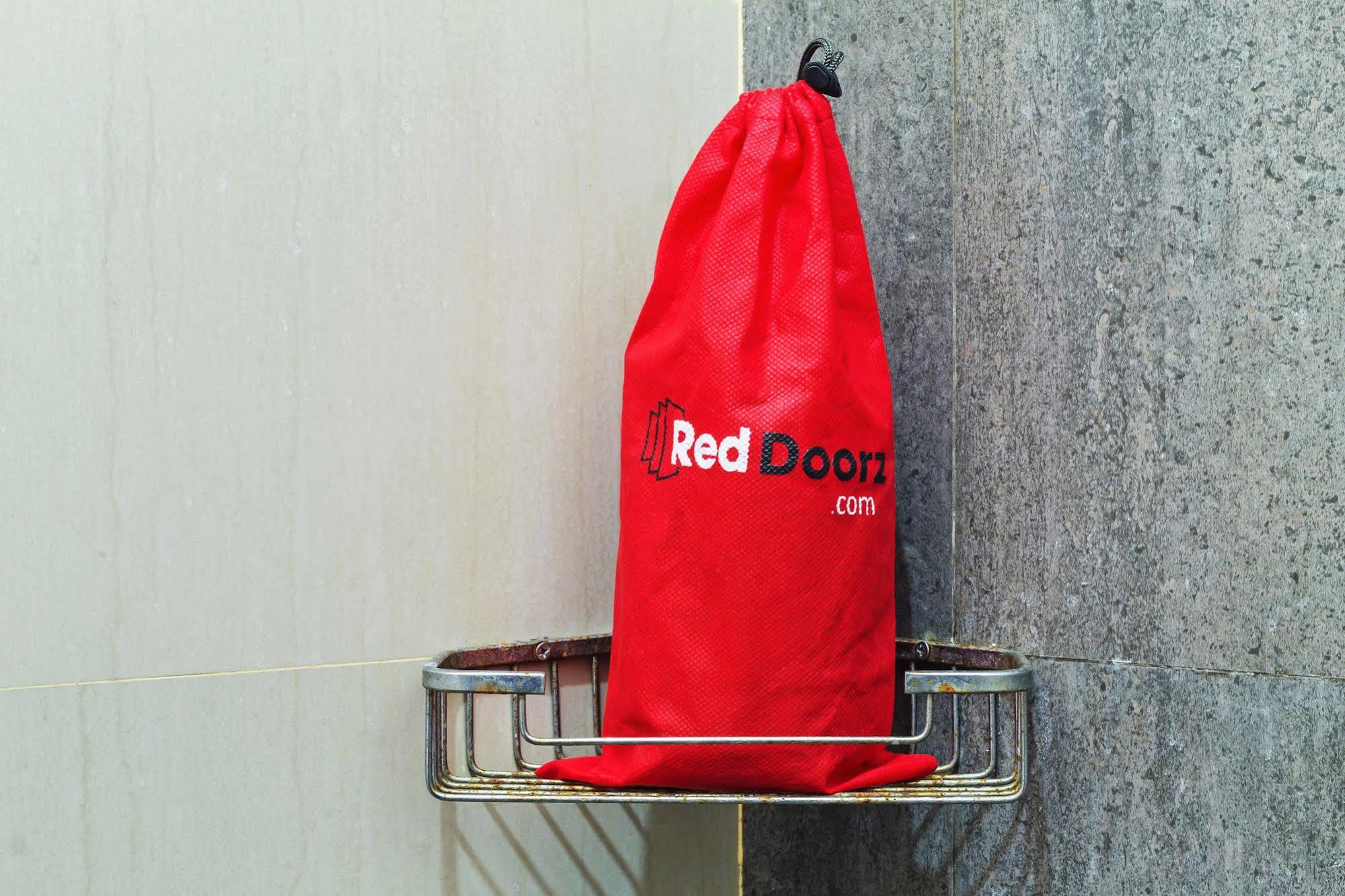 Reddoorz Plus Near Kelapa Dua Kebon Jeruk Jakarta Exterior photo