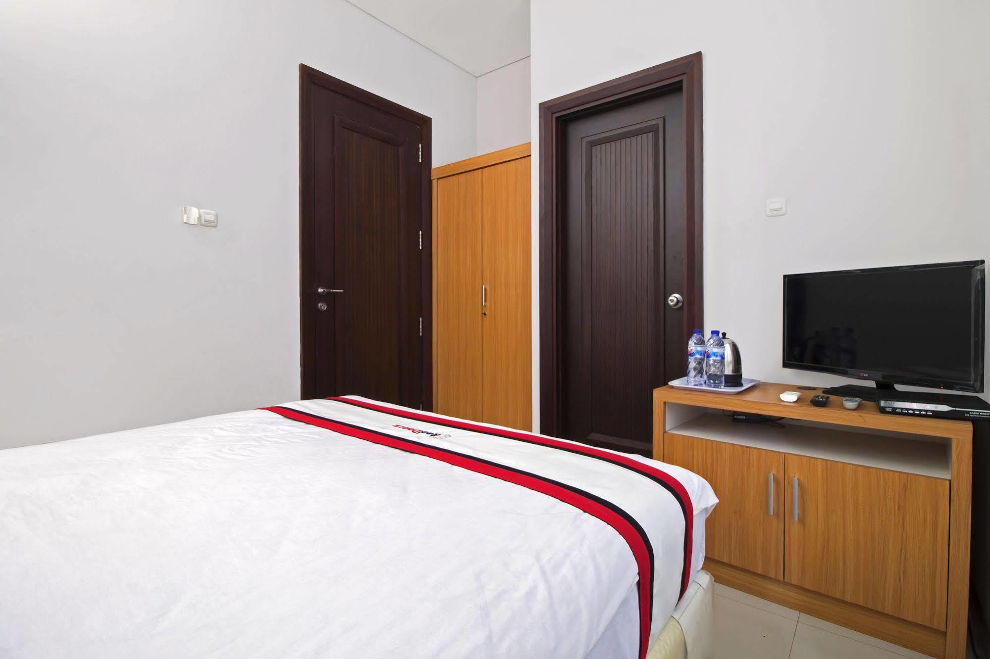Reddoorz Plus Near Kelapa Dua Kebon Jeruk Jakarta Exterior photo