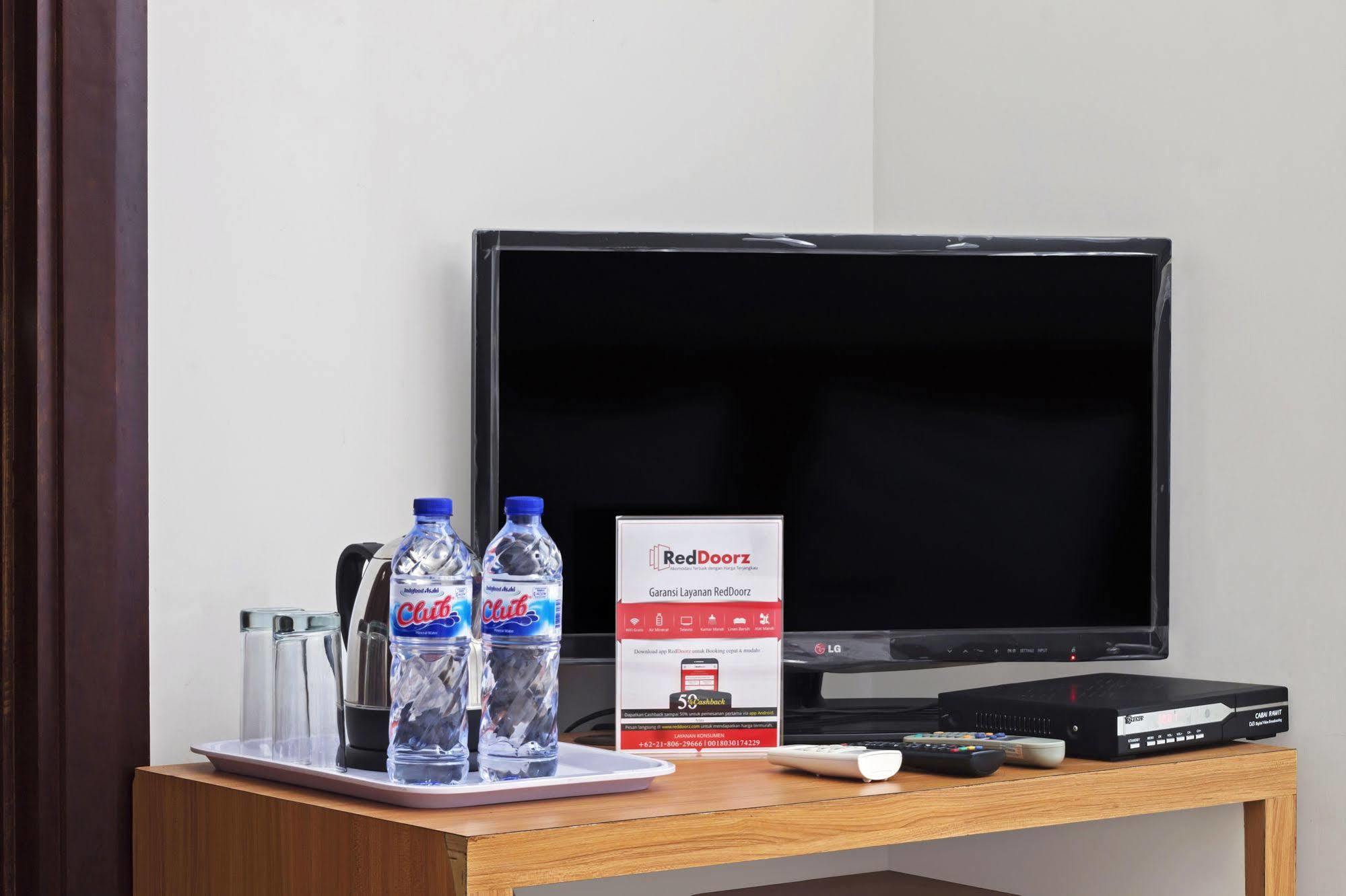 Reddoorz Plus Near Kelapa Dua Kebon Jeruk Jakarta Exterior photo