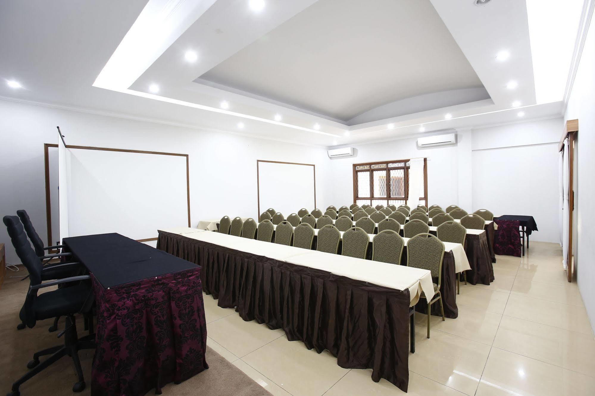 Reddoorz Plus Near Kelapa Dua Kebon Jeruk Jakarta Exterior photo
